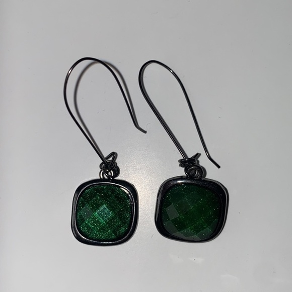 Two pairs of dangle earrings - Picture 4 of 6